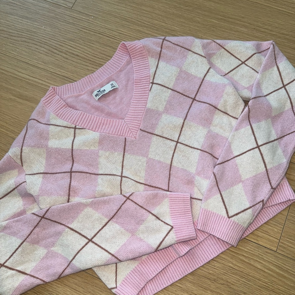 Hollister Pink and White Argyle V-Neck Sweater